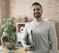 Man in een bureau met een map