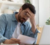 Man met zorgen voor een laptop