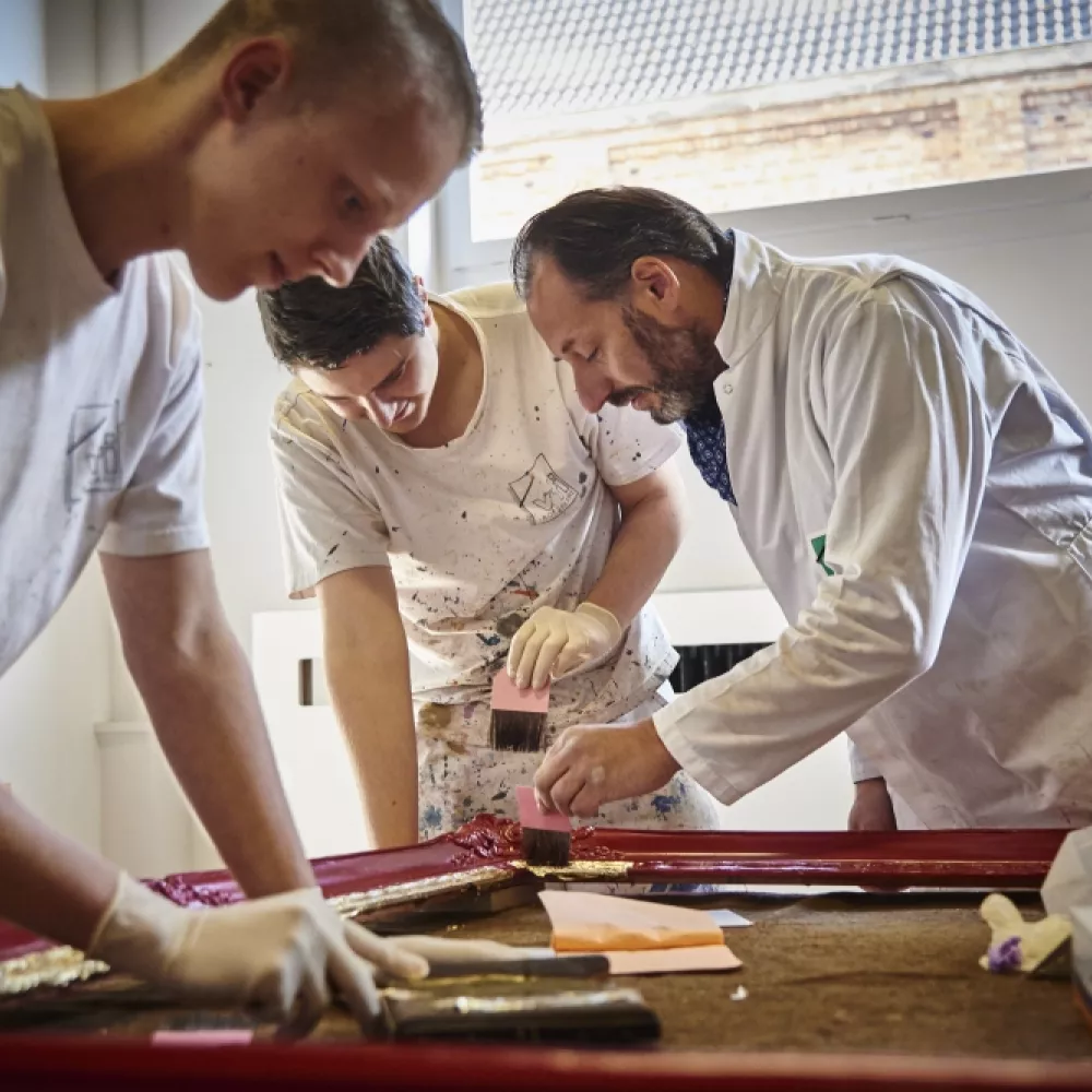 Leerlingen leren schilderen in een bouwschool. Onderwijs