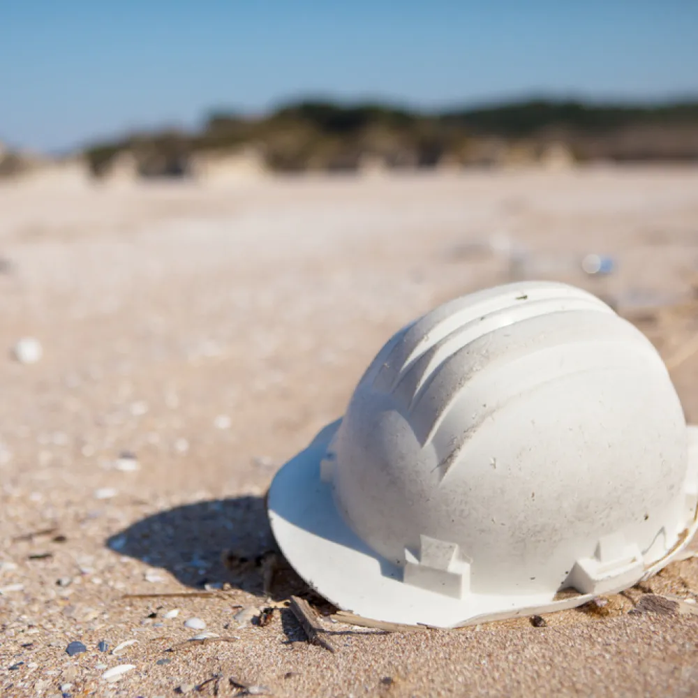 Helm op het strand