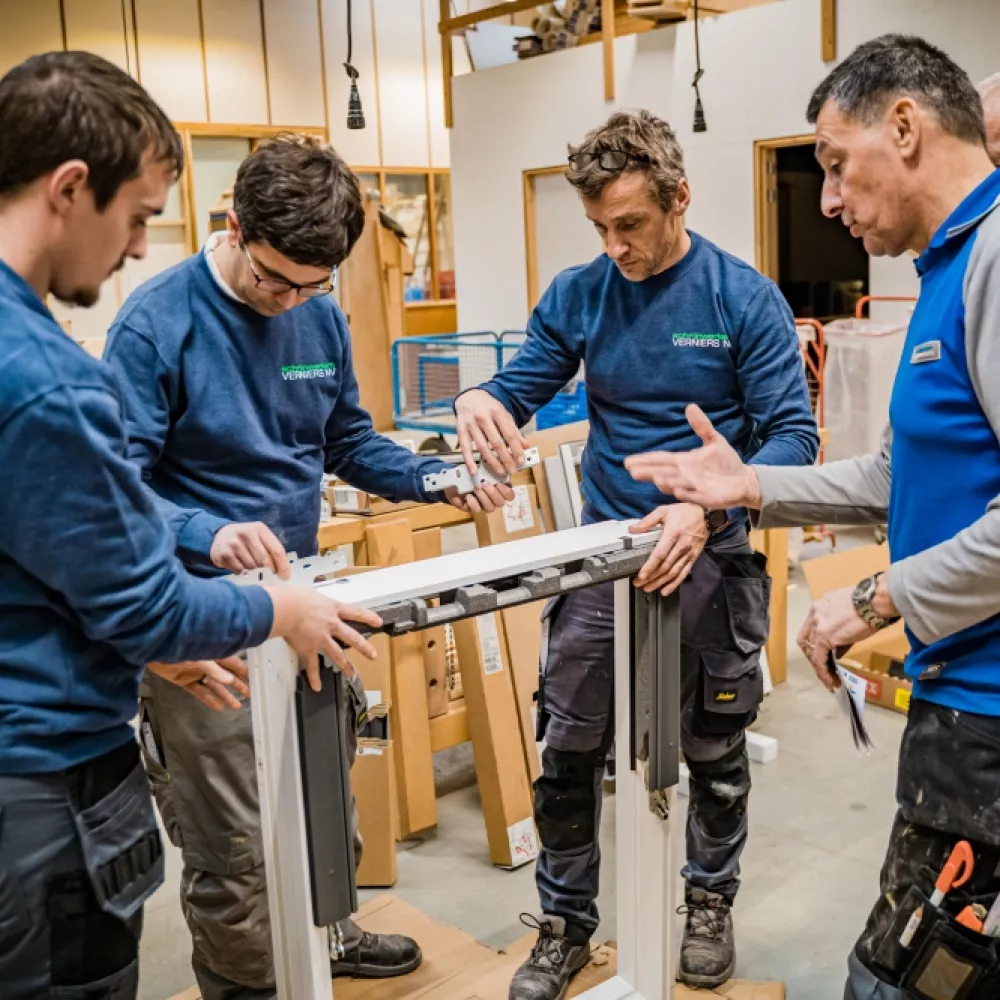 Een groep volgt een opleiding over een dakraam (bouwboost)