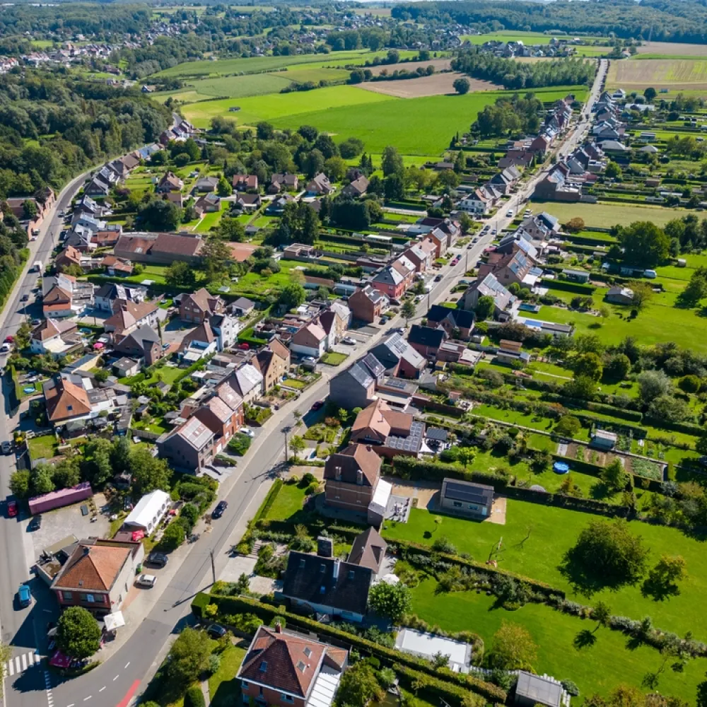 Lintbebouwing, huizen langs baan