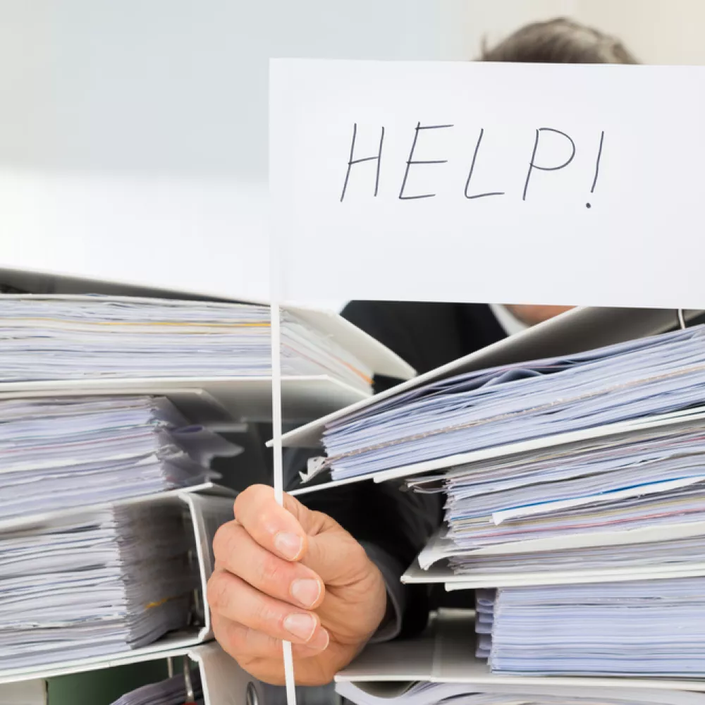 vlagje met help boven een papierstapel