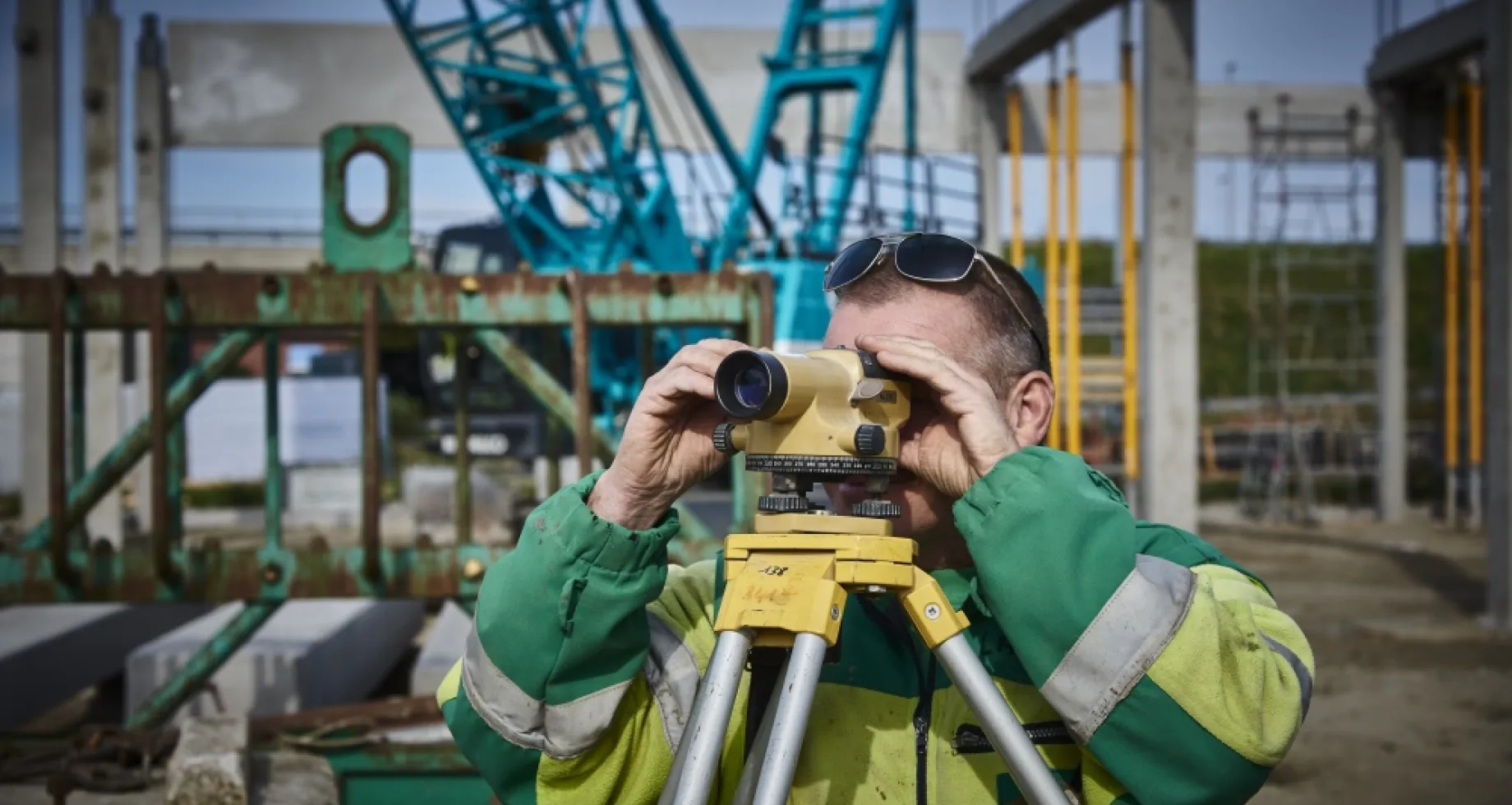 aannemer op een werf kijkt door een toestel