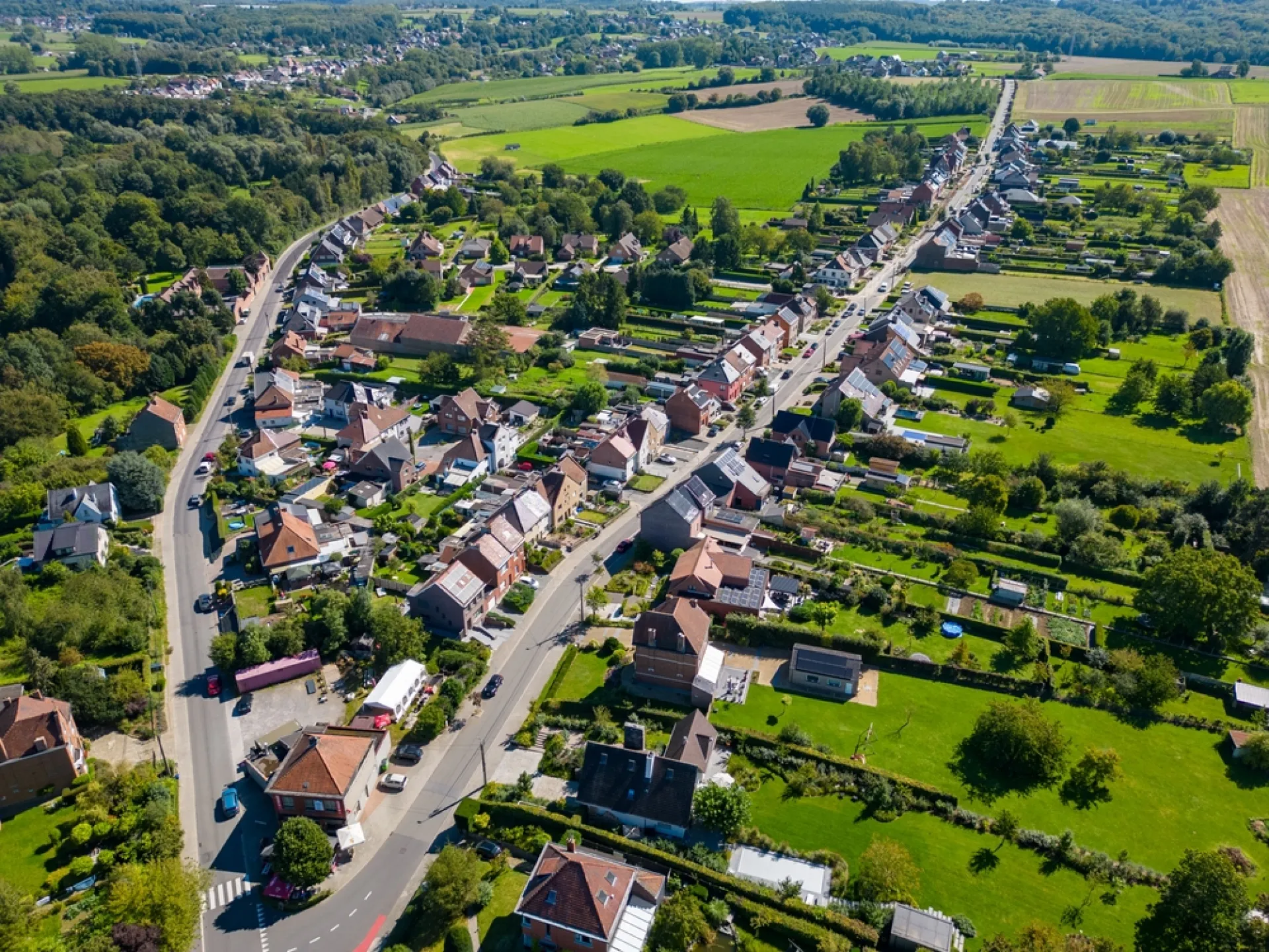 Lintbebouwing, huizen langs baan