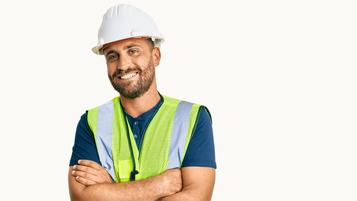 man met veiligheidshelm en geel fluovestje