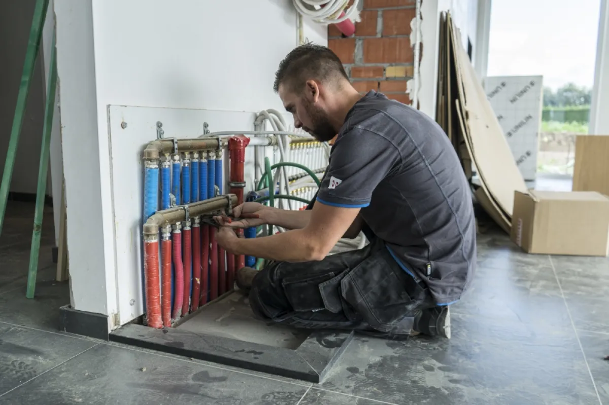 Man werkt aan installatietechnieken water