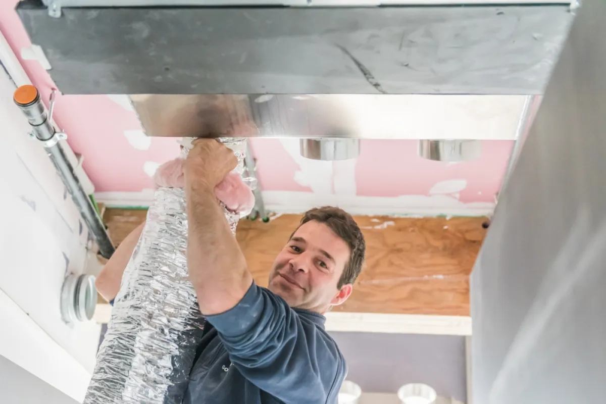 Man werkt aan ventilatiebuis (technieken)