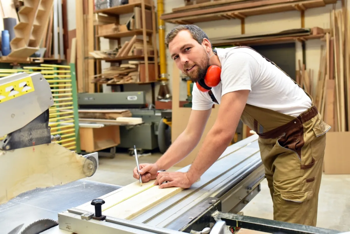 Man in een schrijnwerkerij aan het werk