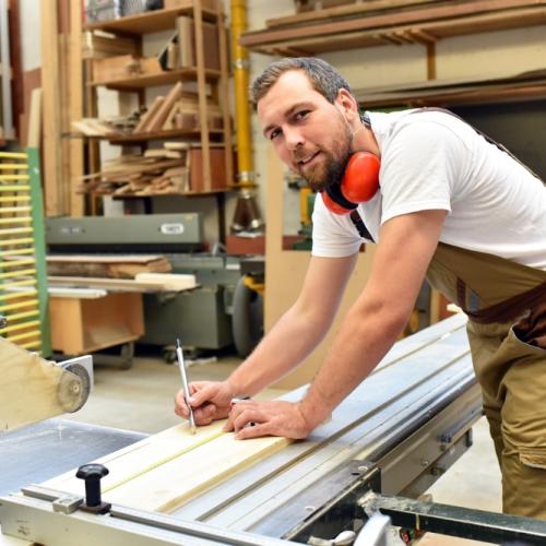 Man in een schrijnwerkerij aan het werk